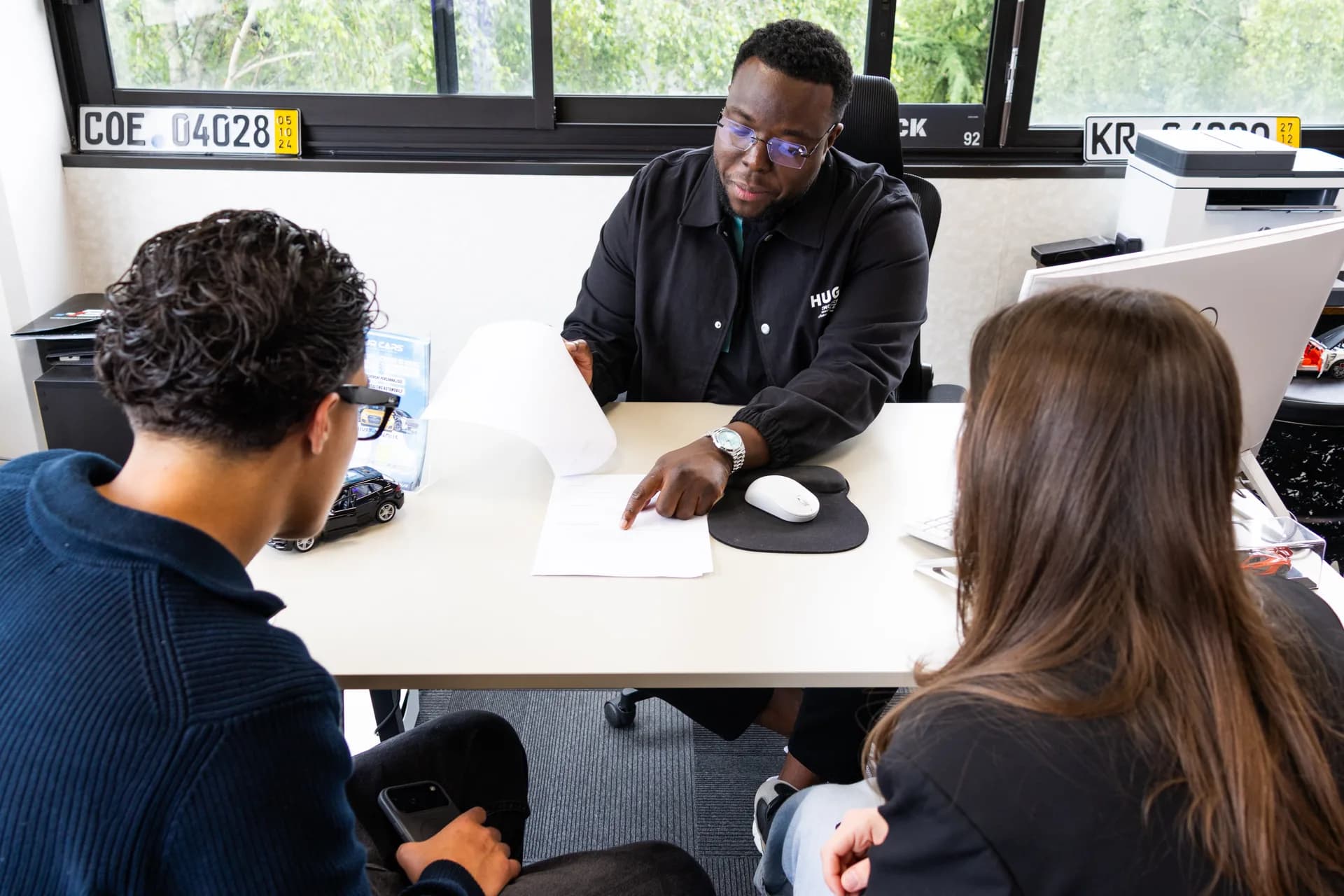 Divock conseille des clients dans le bureau