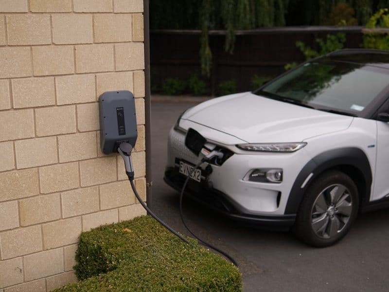 Hybride ou électrique d'occasion en 2026 : faut-il sauter le pas ?