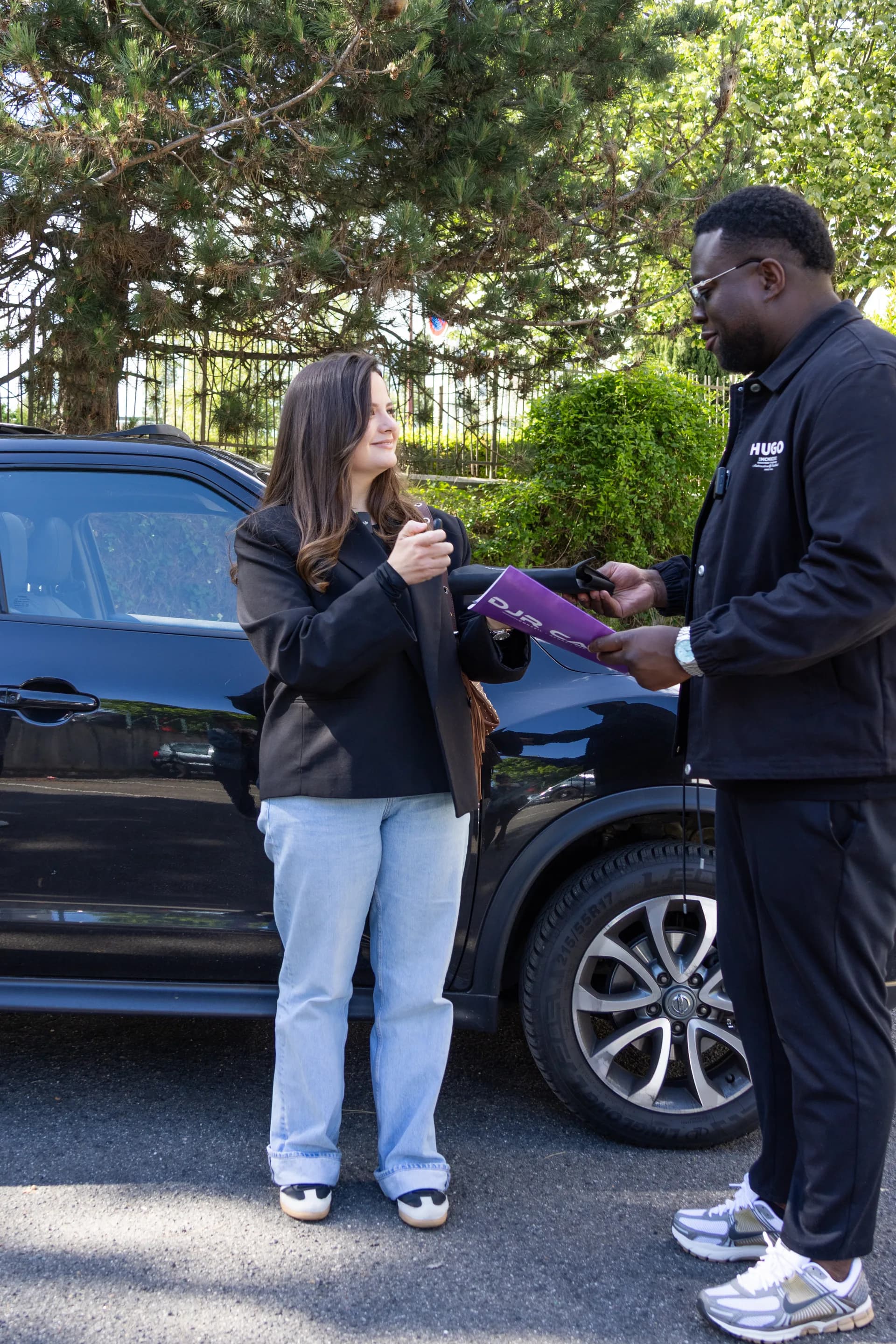 Divock finalise une vente avec une cliente